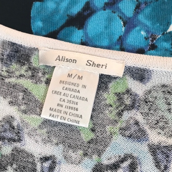 Ladies lightweight knit top. Size medium. - Picture 3 of 4